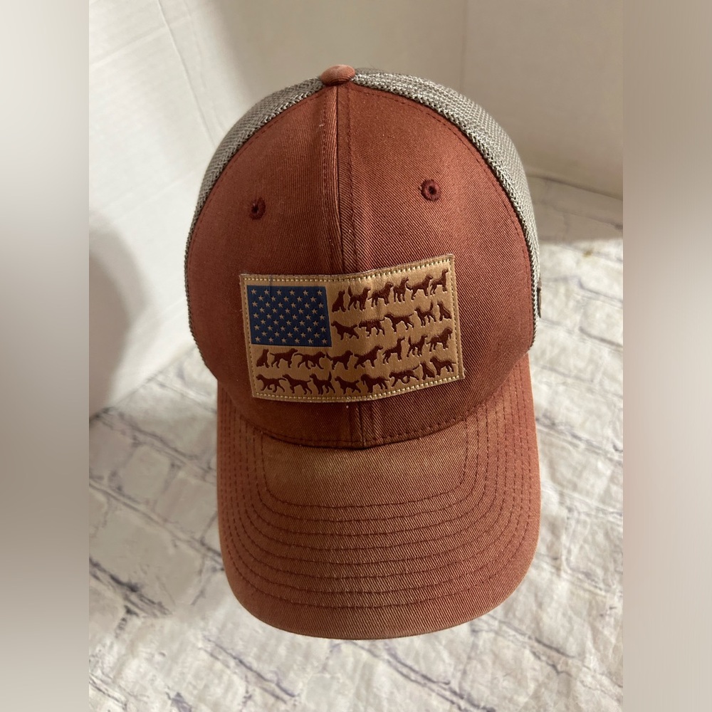 COLUMBIA MEN’S RUST RED ROCKS PHG GAME FLAG MESH BACK FLEXFIT COTTON CAP